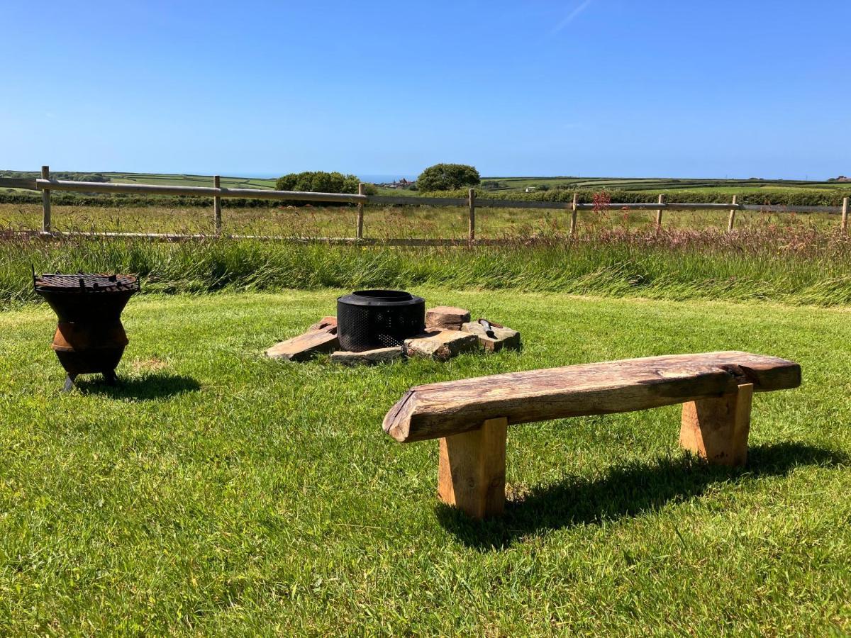 Shepherds Hut In A Private Meadow With Sea Views Hartland Exterior foto