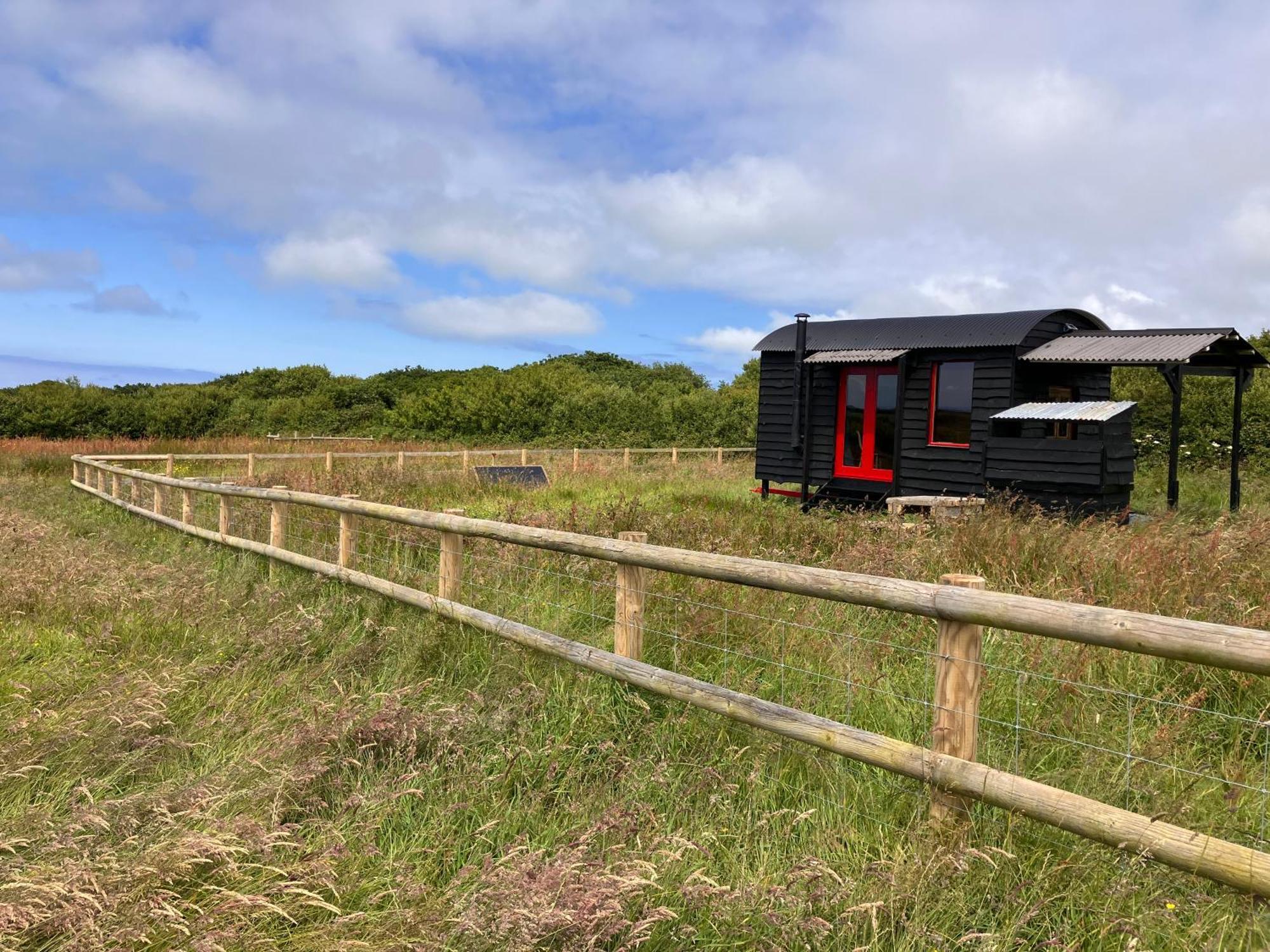 Shepherds Hut In A Private Meadow With Sea Views Hartland Exterior foto